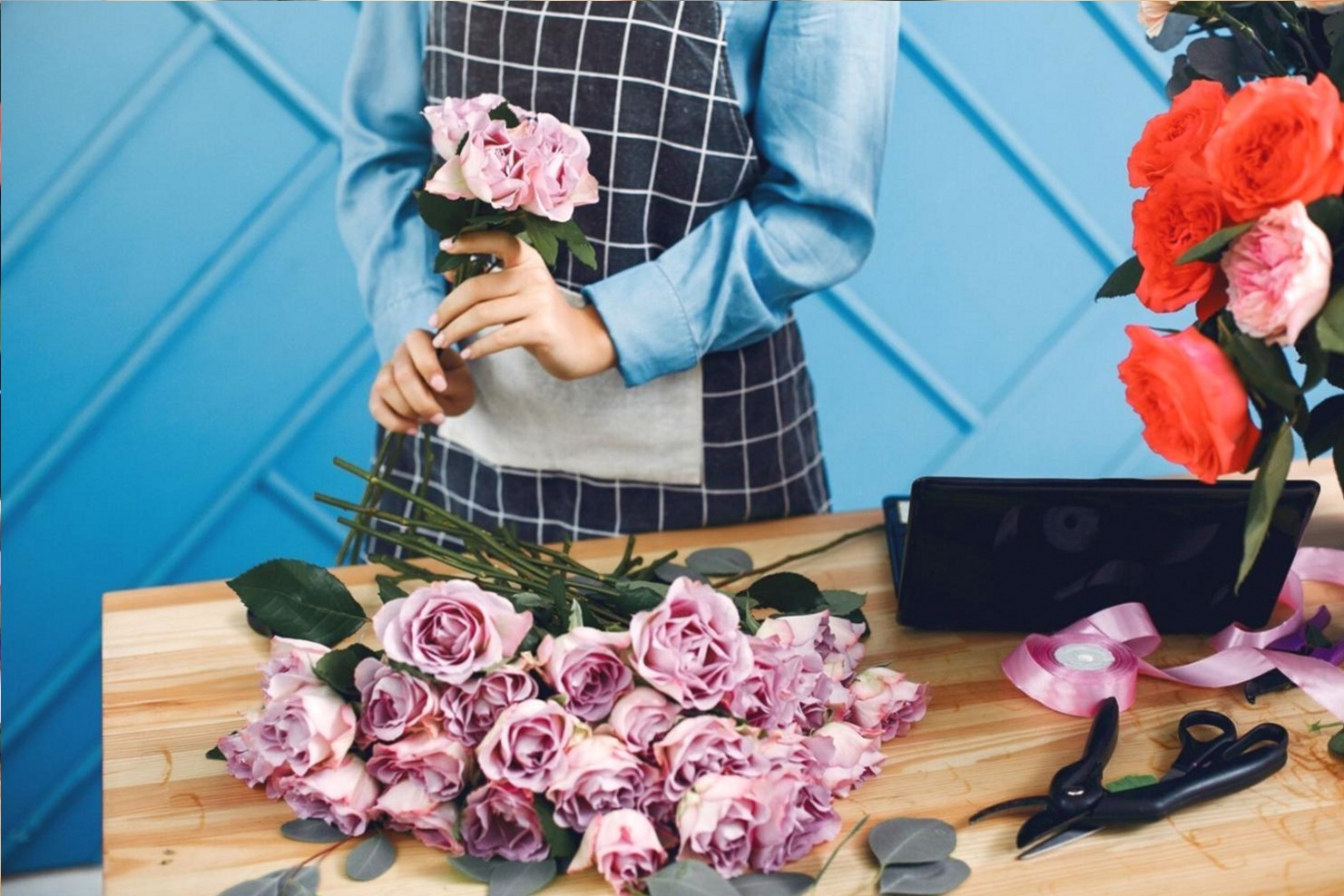 Student working through a parallel floristry module during an individual online lesson