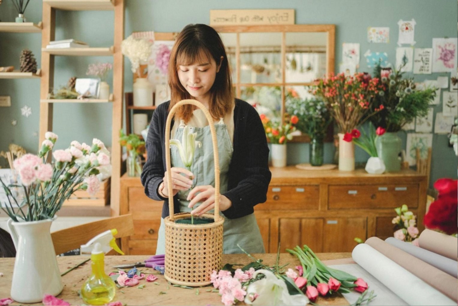 Dealhypehouse instructor preparing floristry materials for an online group session
