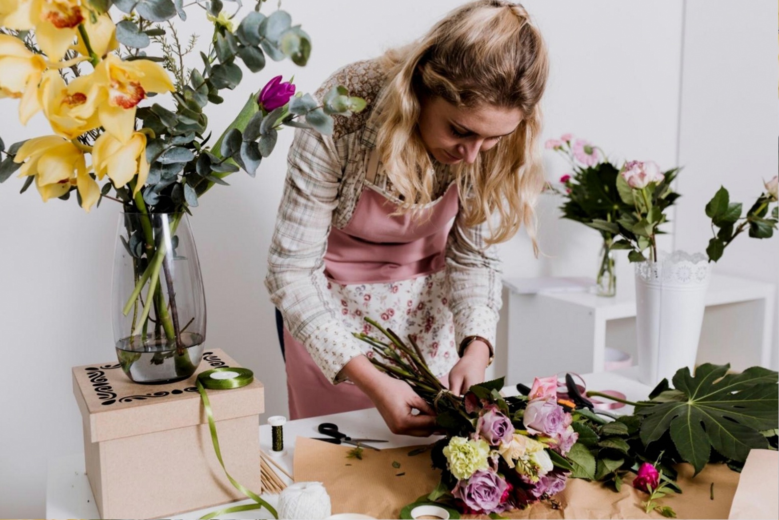 Parallel floristry arrangement session at Dealhypehouse — students working with structured floral compositions